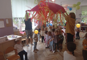 Zabawy muzyczno- taneczne z chustą animacyjną w grupie 1 i 2.