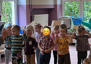 Dzieci z grupy 2 śpiewają piosenkę ilustrując ją ruchem rąk