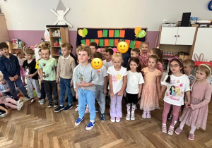 Zdjęcie grupowe grupy 5 mówiącej wiersz