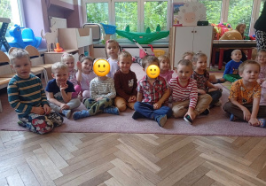 Zdjęcie grupowe dzieci z grupy 2 podczas dnia przedszkolaka