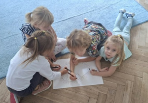 Wspólne rysowanie jeża 4 dzieci w grupie 3 na podłodze