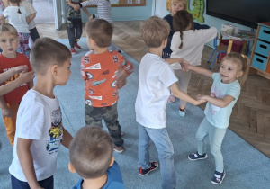 Taniec w parach na dywanie dzieci z grupy 3