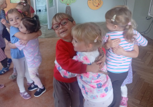 Taniec przytulaniec w grupie 2