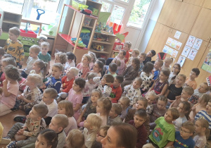 Dzieci zcałego przedszkola uważnie słuchają koncertu