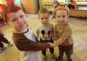 Tańczący w kółku trzej chłopcy z grupy 1