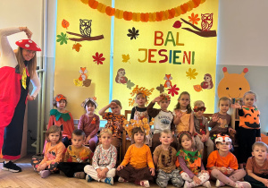 Zdjęcie grupowe dzieci z grupy 3 na tle jesiennej dekoracji