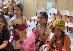 Dziewczynki z grupy 4 i 5 w jesiennych strojach