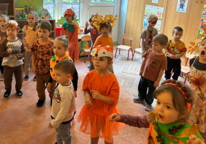 Dzieci z grupy 3 stoją na dywanie