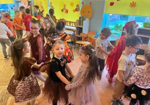 Tańczące w parach dzieci z grupy 4