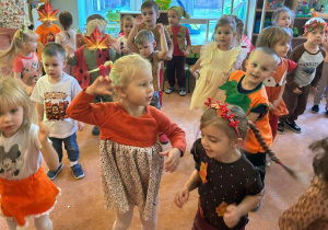 Tańczące przedszkolaki z grupy 1, 2 i 3