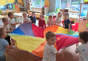 Zabawy z chustą animacyjną i piłeczką w grupie 2