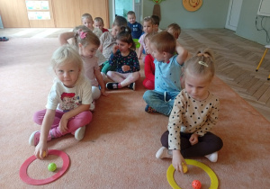 Zabawy w dwóch rzędach dzieci z grupy 2