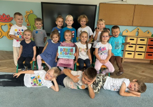 Zdjęcie grupowe dzieci z grupy 3 z plakatem Dzień Kropki