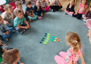 Kropkowe zabawy na dywanie w grupie trzeciej