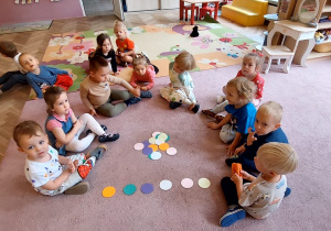 Kropkowe zabawy na dywanie w grupie trzeciej