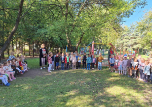 Zdjęcie grupowe dzieci i nauczycielek w ogrodzie