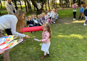 Pasowanie na przedszkolaka dziewczynkę z grupy pierwszej, przez panią dyrektor