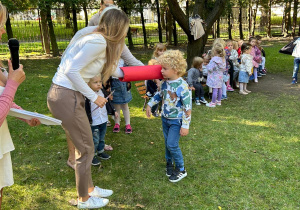 Pasowanie na przedszkolaka chłopca z grupy drugiej, przez panią dyrektor