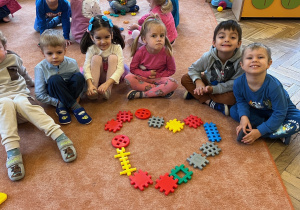 Wspólna zabawa - logo w kształcie serca na znak przedszkolnej przyjaźni - dzieci z grupy 2