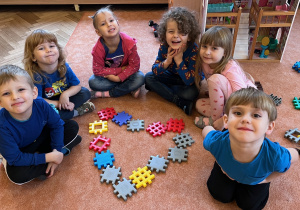 Wspólna zabawa - logo w kształcie serca na znak przedszkolnej przyjaźni - dzieci z grupy2