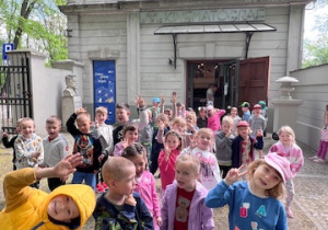 Dzieci z grupy 2 i 3 stojące przed wejściem do muzeum