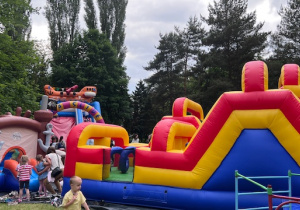 Widok na dmuchańca w ogrodzie