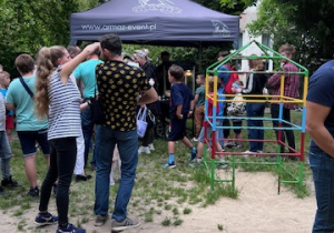 Budka z watą cukrową i popcornem.
