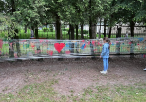 Dziewczynka maluje farbami na folii