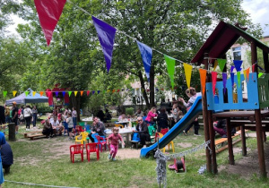 Widok na przystrojony ogród oraz uczestników pikniku