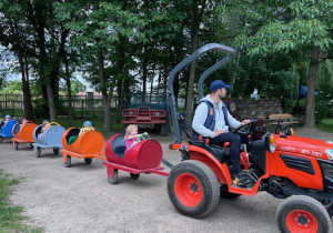 Przejażdżka kolorowymi wagonikami ciągniętymi przez traktor grupa 2