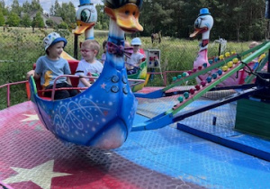 Przejażdżka dzieci w gondolowej karuzeli
