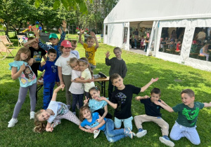 Grupowe zdjęcie dzieci z grupy 5 na trawie