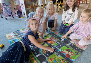 Dziewczynki bawią się razem na dywanie