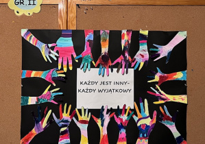 Prace plastyczne grupy drugiej- napis każdy jest inny, każdy jest wyjątkowy, dookoła tęczowe pomalowane dłonie
