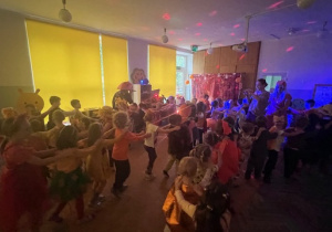 Grupowe tańce wśród kolorowych świateł