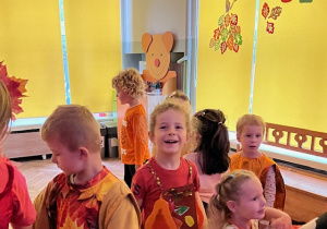 Dzieci w jesiennych strojach