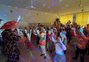 Wspólny taniec podniesionymi rękami z panią muzyczką