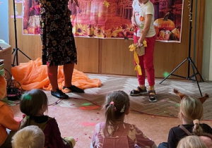 Chłopiec z grupy 5 bierze udział w konkursie z panią muzyczką