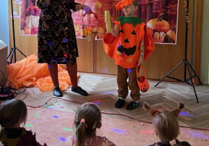 Chłpiec z grupy 3 bierze udział w konkursie z panią muzyczką