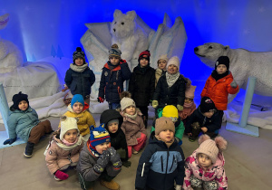 Dzieci z grupy 2 w środku wystawy Kraina Lodu