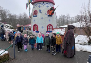 Dzieci z grupy 3 spacerują po bajkowej ścieżce