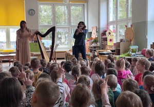 Dzieci oglądają prezentację liry