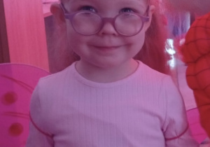 Dziewczynka z grupy 1 przebrana za różową wróżkę