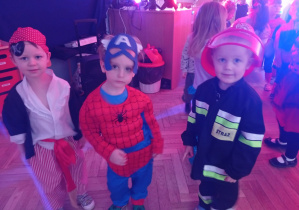Chłopcy z grupy 1 w przebraniach pirata, spidermena i strażaka