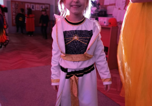 Dziewczynka w stroju czarodziejki