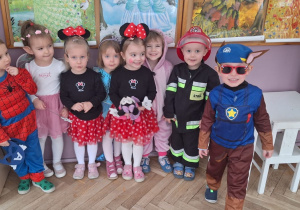Dzieci z grupy 1 w przebraniach, biedronek, spidermena, psiego patrolu i wróżek, czekają w sali na bal