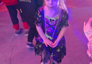 Dziewczynka z grupy 2 w stroju czarodziejki