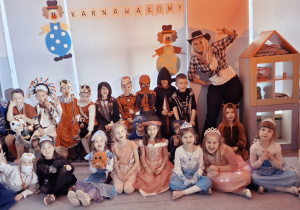 Grupa 5 na karnawałowym zdjęciu grupowym