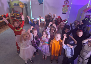Dzieci z grupy 3 machają rączkami na balu karnawałowym
