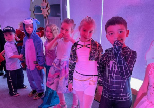 Dzieci w przebraniach z grupy 3, stoją w rzędzie